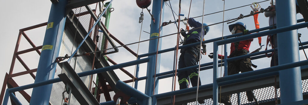 Programas de capacitación en protección contra caídas para trabajo en alturas